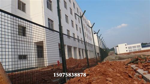 監(jiān)獄隔離網安裝基礎施工