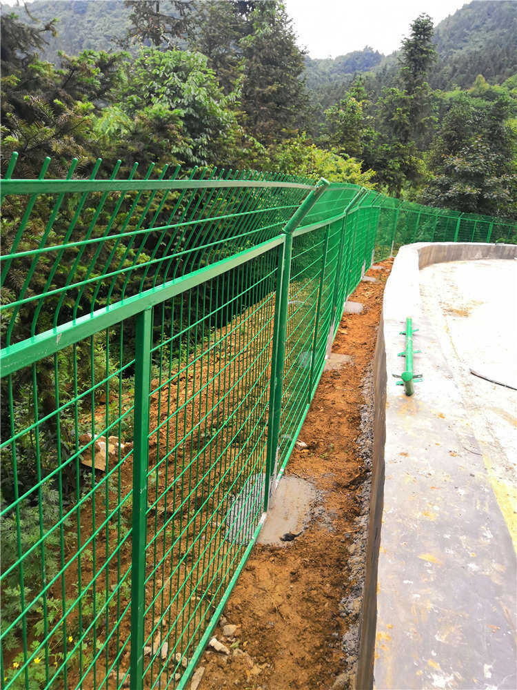 干渠兩側防護網水利設施隔離網護欄